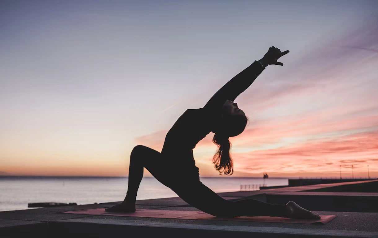 Yoga en un estudio futurista